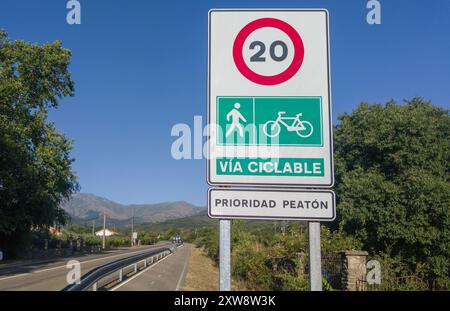 Hervas, Spagna - 24 luglio 2024: Pista ciclabile separata parallela ad una strada locale. Segnaletica stradale che limita il traffico a ciclisti e pedoni Foto Stock