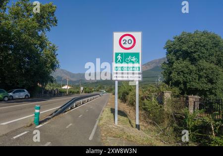 Hervas, Spagna - 24 luglio 2024: Pista ciclabile separata parallela ad una strada locale. Segnaletica stradale che limita il traffico a ciclisti e pedoni Foto Stock