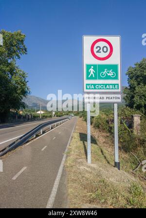 Hervas, Spagna - 24 luglio 2024: Pista ciclabile separata parallela ad una strada locale. Segnaletica stradale che limita il traffico a ciclisti e pedoni Foto Stock