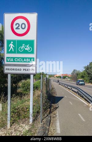 Hervas, Spagna - 24 luglio 2024: Pista ciclabile separata parallela ad una strada locale. Segnaletica stradale che limita il traffico a ciclisti e pedoni Foto Stock