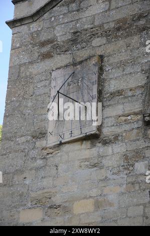 Quadrante solare sulla chiesa di Sant'Andrea, Alwalton, Cambridgeshire Foto Stock