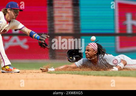 Philadelphia, Stati Uniti. 18 agosto 2024. I CJ Abrams dei Washington Nationals sono al secondo posto, prima che Bryson Stott possa fare il tag durante il terzo inning di una partita di baseball, domenica 18 agosto 2024, a Philadelphia. Foto di Laurence Kesterson/UPI credito: UPI/Alamy Live News Foto Stock