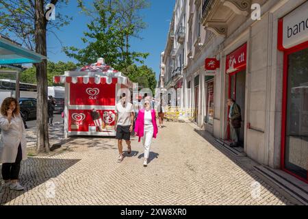 Negozi dell'ufficio postale portoghese (CTT) e punti vendita in Piazza Restauradores, Lisbona centrale, Portogallo, 16 aprile 2024 Foto Stock