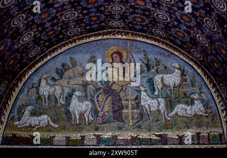 Mosaico nel Mausoleo di Galla Placidia, patrimonio dell'umanità dell'UNESCO, Ravenna, Emilia-Romagna, Italia Foto Stock