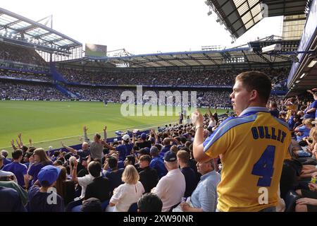 Chelsea, Londra, Regno Unito. 18 agosto 2024. La prima partita della Premier League per il Chelsea Football Club e gli ultimi anni i campioni del Manchester City Football Club giocavano allo Stamford Bridge. Our Picture Shows: (OPS) :i tifosi del Chelsea cercano di radunare i loro giocatori Credit: Motofoto/Alamy Live News Foto Stock