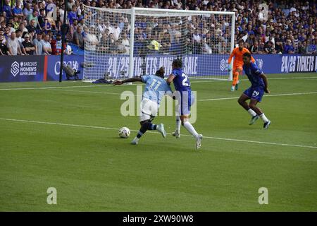 Chelsea, Londra, Regno Unito. 18 agosto 2024. La prima partita della Premier League per il Chelsea Football Club e gli ultimi anni i campioni del Manchester City Football Club giocavano allo Stamford Bridge. Our Picture Shows: (OPS) : Man CityÕs Doku Charges Past ChelseaÕs Malo gusto Credit: Motofoto/Alamy Live News Foto Stock