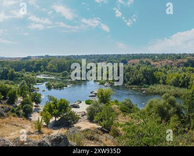 Estate Pivdennyi Buh (Bug meridionale) fiume a Myhiya, regione di Mykolayiv, Ucraina. Paesaggio del fiume con costa rocciosa. Foto Stock