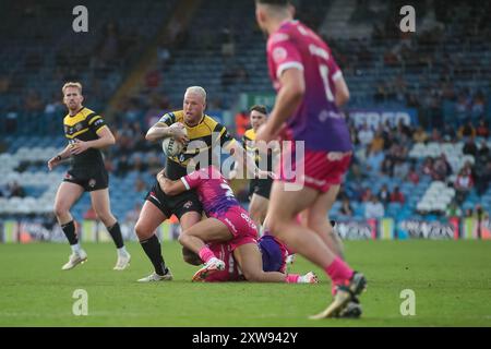 Leeds, Regno Unito. 18 agosto 2024. ***Joe Westerman è placcato durante il Magic Weekend Super League match tra Huddersfield Giants e Castleford Tigers a Elland Road, Leeds, Inghilterra, il 18 agosto 2024. Foto di Simon Hall. Solo per uso editoriale, licenza richiesta per uso commerciale. Non utilizzare in scommesse, giochi o pubblicazioni di singoli club/campionato/giocatori. Crediti: UK Sports Pics Ltd/Alamy Live News Foto Stock