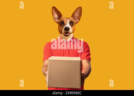 Cane con scatola di tenuta del corpo umano su sfondo giallo Foto Stock