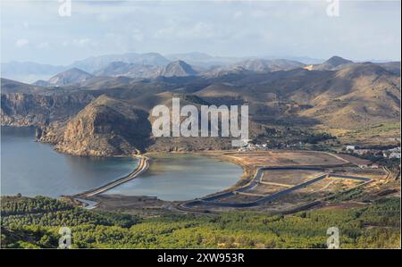 La Manga, Murcia, Spagna - 10 gennaio 2024 - guardando in basso da una montagna verso il mare e le montagne circostanti Foto Stock