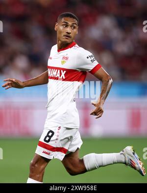 LEVERKUSEN, GERMANIA - 17 AGOSTO: Enzo Millot della VFB Stuttgart guarda durante la partita della DFL Supercup 2024 tra Bayer 04 Leverkusen e VfB Stuttgart il 17 agosto 2024 a Leverkusen, Germania. © diebilderwelt / Alamy Stock Foto Stock