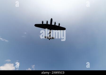 Il bombardiere della Royal Air Force Battle of Britain Memorial Flight Avro Lancaster PA474 della seconda guerra mondiale atterra all'aeroporto di Southend, al sole Foto Stock