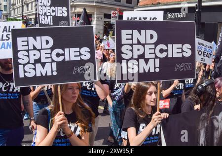 Londra, Regno Unito. 17 agosto 2024. I manifestanti tengono cartelli "End speciesism" durante la National Animal Rights March. La protesta annuale evidenzia la sofferenza e la morte di miliardi di animali in tutti i settori dell'attività umana, lotta per la liberazione degli animali e per la fine dello sfruttamento animale, e promuove il veganismo e uno stile di vita senza crudeltà. Credito: SOPA Images Limited/Alamy Live News Foto Stock