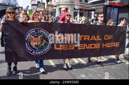 Londra, Regno Unito. 17 agosto 2024. Gli attivisti tengono uno striscione contro la caccia alle tracce durante la National Animal Rights March. La protesta annuale evidenzia la sofferenza e la morte di miliardi di animali in tutti i settori dell'attività umana, lotta per la liberazione degli animali e per la fine dello sfruttamento animale, e promuove il veganismo e uno stile di vita senza crudeltà. Credito: SOPA Images Limited/Alamy Live News Foto Stock