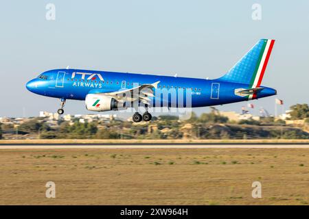 ITA Airways Airbus A319-111 (REG: EI-IMV) pista di atterraggio 31. Foto Stock