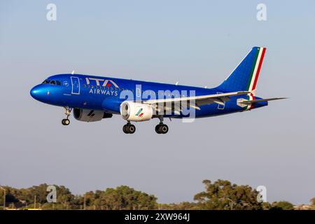 ITA Airways Airbus A319-111 (REG: EI-IMV) pista di atterraggio 31. Foto Stock