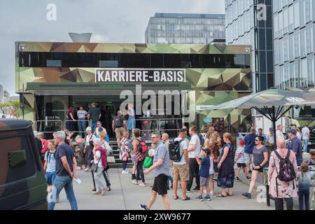 Stand der Bundeswehr beim NRW Tag im Kölner Rheinauhafen **** stand Bundeswehr al NRW Day a Colonia, porto Rheinauhafen Nordrhein-Westfalen Deutschland, Germania GMS11673 Foto Stock