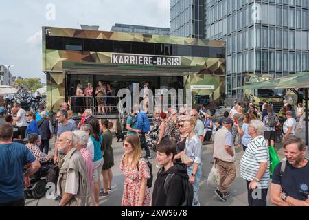 Stand der Bundeswehr beim NRW Tag im Kölner Rheinauhafen **** stand Bundeswehr al NRW Day a Colonia, porto Rheinauhafen Nordrhein-Westfalen Deutschland, Germania GMS11674 Foto Stock