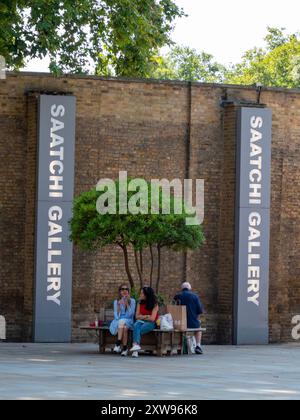 Cartello d'ingresso alla Saatchi Gallery Londra, Regno Unito. Foto Stock