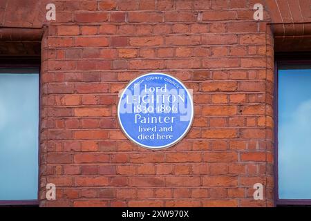 Targa blu sulla facciata del Leighton House Museum che commemora la vita di Lord Frederic Leighton Foto Stock