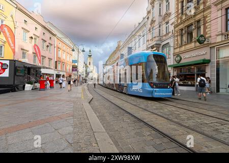 Linz, Austria. 12 agosto 2024. Gente che cammina su Landstrasse Street nel centro della città Foto Stock