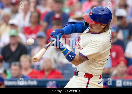 Philadelphia, Stati Uniti. 18 agosto 2024. Bryson Stott dei Philadelphia Phillies batté un singolo fuoricampo durante il sesto inning di una partita di baseball contro i Washington Nationals, domenica 18 agosto 2024, a Philadelphia. Foto di Laurence Kesterson/UPI credito: UPI/Alamy Live News Foto Stock