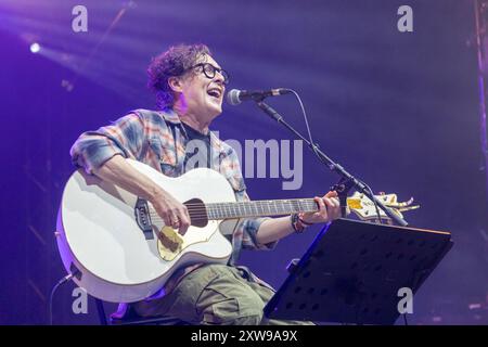 Camp Bestival, Weston Park, Shropshire, Regno Unito. 18 agosto 2024. Miles Hunt, cantante dei The Wonderstuff, esegue uno spettacolo acustico solista nella Big Top in uno dei festival musicali per famiglie più amati e di maggior successo del Regno Unito. Crediti: Julian Kemp/Alamy Live News Foto Stock