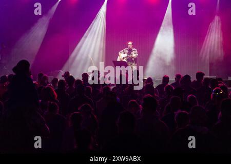 Camp Bestival, Weston Park, Shropshire, Regno Unito. 18 agosto 2024. Miles Hunt, cantante dei The Wonderstuff, esegue uno spettacolo acustico solista nella Big Top in uno dei festival musicali per famiglie più amati e di maggior successo del Regno Unito. Crediti: Julian Kemp/Alamy Live News Foto Stock