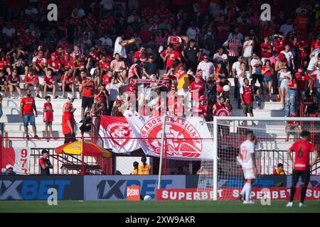 Goiania, Brasile. 18 agosto 2024. Tifosi dell'Internacional, durante la partita tra l'Atletico Goianiense e l'Internacional, per la serie A 2024 brasiliana, allo stadio Antonio Accioly, a Goiania il 18 agosto. Foto: Max Peixoto/DiaEsportivo/Alamy Live News crediti: DiaEsportivo/Alamy Live News Foto Stock