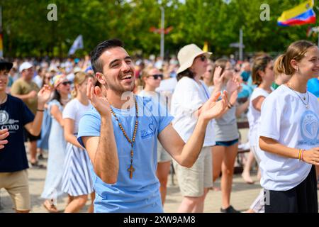 Giovani che ballano con canzoni cristiane al Mladifest 2024, il festival annuale dei giovani a Medjugorje. Foto Stock