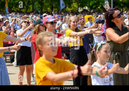 Giovani che ballano con canzoni cristiane al Mladifest 2024, il festival annuale dei giovani a Medjugorje. Foto Stock