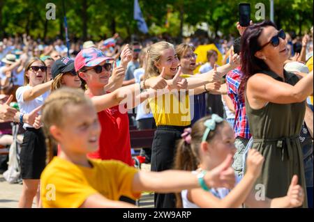 Giovani che ballano con canzoni cristiane al Mladifest 2024, il festival annuale dei giovani a Medjugorje. Foto Stock