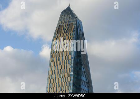 ISTANBUL, TURCHIA - 22 LUGLIO 2024: Allianz Tower, situata ad Istanbul Atasehir, ha un'altezza di 186 metri. Foto Stock