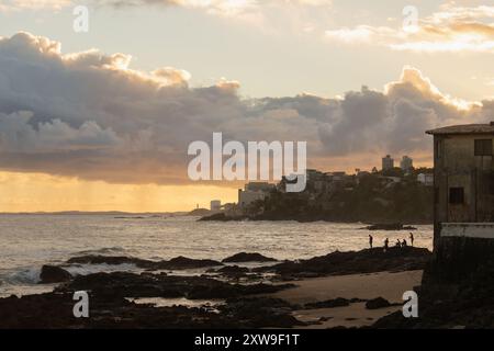 Salvador, Bahia, Brasile - 13 luglio 2019: Vista del tramonto sulla spiaggia di Rio Vermelho nella città di Salvador, Bahia. Foto Stock