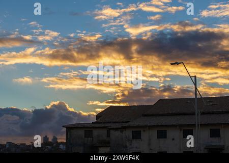 Salvador, Bahia, Brasile - 13 luglio 2019: Vista del tramonto sulla spiaggia di Rio Vermelho nella città di Salvador, Bahia. Foto Stock