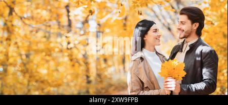 Coppia di amanti con mazzo di foglie di marpio giallo Foto Stock