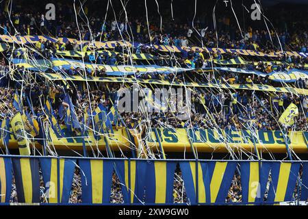 I tifosi del Boca Juniors fanno il tifo per la loro squadra durante la partita del Torneo di calcio professionistico argentino 2024 "Cesar Luis Menotti" contro il San Lorenzo, allo stadio la Bombonera di Buenos Aires, il 18 agosto 2024. Foto Stock