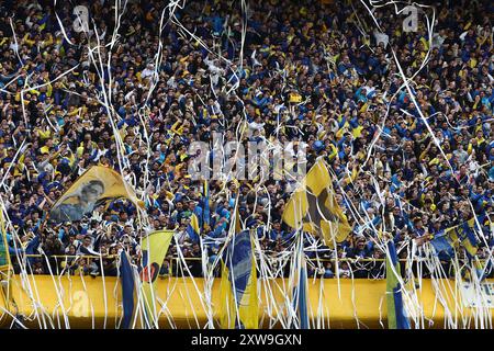 I tifosi del Boca Juniors fanno il tifo per la loro squadra durante la partita del Torneo di calcio professionistico argentino 2024 "Cesar Luis Menotti" contro il San Lorenzo, allo stadio la Bombonera di Buenos Aires, il 18 agosto 2024. Foto Stock