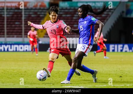 Dayeong Ko, Repubblica di Corea, e Thiniba Samoura, Francia contro Repubblica di Corea, durante la partita di Coppa del mondo femminile FIFA U-20 Costa Rica il 1° agosto Foto Stock