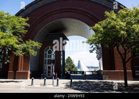 Arco fuori dal Washington State History Museum sulla Pacific Avenue a Tacoma, Washington, USA. Il Museo del vetro è visibile in lontananza. Foto Stock