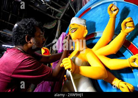 Kolkata, India. 17 agosto 2024. Un artista mette gli ultimi ritocchi sugli idoli devi Durga presso il centro artistico di Kumartuli, durante la preparazione del più grande festival indù Durga Puja. Il festival Ganesh Chaturthi è il festival annuale di culto degli indù e si ritiene che il Signore Ganesha sia il dio dei nuovi inizi e la rimozione degli ostacoli, nonché il dio della saggezza, dell'intelligenza, della fortuna e della prosperità. Credito: SOPA Images Limited/Alamy Live News Foto Stock