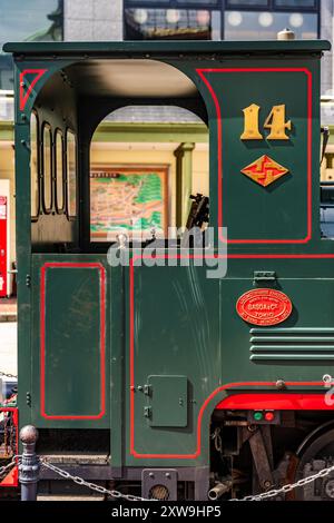 Replica del treno Botchan (Botchan Ressha), una locomotiva a vapore della fine del XIX secolo, nel centro di Matsuyama, nella regione di Shikoku, in Giappone Foto Stock