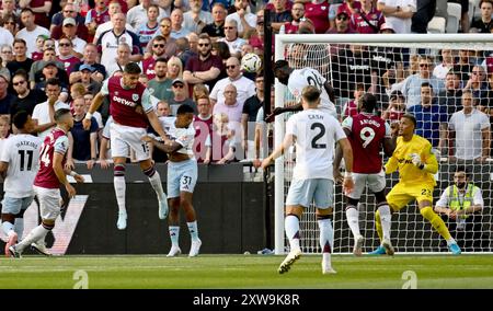 Londra, Regno Unito. 17 agosto 2024. Amadou Onana dell'Aston Villa è pronto a segnare il suo primo gol. Partita di Premier League, West Ham Utd contro Aston Villa allo Stadio di Londra, Queen Elizabeth Olympic Park a Londra sabato 17 agosto 2024. Questa immagine può essere utilizzata solo per scopi editoriali. Foto per uso editoriale di Sandra Mailer/Andrew Orchard fotografia sportiva/Alamy Live news Credit: Andrew Orchard fotografia sportiva/Alamy Live News Foto Stock