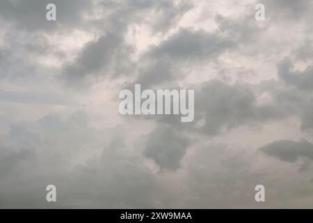 Spettacolare sfondo nuvoloso. Cielo tempestoso. Nuvole scure Foto Stock