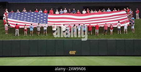 St. Louis, Stati Uniti. 18 agosto 2024. I tifosi dei St. Louis Cardinals hanno una bandiera sovradimensionata nell'occhio dei batteristi durante l'inno nazionale prima della partita di baseball dei Los Angeles Dodgers - St. Louis Cardinals al Busch Stadium di St. Louis domenica 18 agosto 2024. Foto di Bill Greenblatt/UPI credito: UPI/Alamy Live News Foto Stock