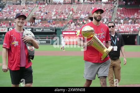 St. Louis, Stati Uniti. 18 agosto 2024. Il campione del mondo NBA Jayson Tatum (R) e il campione della Stanley Cup Matthew Tkachuk escono dal campo dopo aver lanciato i primi lanci cerimoniali davanti ai Los Angeles Dodgers -St Partita di baseball dei Louis Cardinals al Busch Stadium di St. Louis domenica 18 agosto 2024. Tatum, membro dei Boston Celtics e Tkachuk a Florida Panther, frequentarono entrambi la stessa scuola superiore di St. Louis allo stesso tempo. Foto di Bill Greenblatt/UPI credito: UPI/Alamy Live News Foto Stock