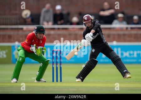 Taunton, Regno Unito. 18 agosto 2024. Lewis Goldsworthy della battuta del Somerset durante la semifinale della Metro Bank One Day Cup tra Somerset e Leicestershire al Cooper Associates County Ground. Crediti: Dave Vokes/Alamy Live News Foto Stock