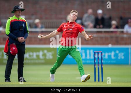 Taunton, Regno Unito. 18 agosto 2024. Tom Scriven del Leicestershire bowling durante la semifinale della Metro Bank One Day Cup tra Somerset e Leicestershire al Cooper Associates County Ground. Crediti: Dave Vokes/Alamy Live News Foto Stock