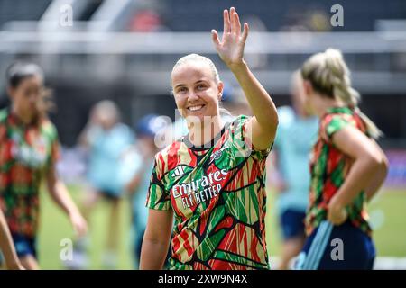 Washington, DC, Stati Uniti. 18 agosto 2024. Washington, DC, Stati Uniti, 18 agosto 2024: Beth Mead (9 Arsenal) ondata ai fan durante il riscaldamento prima dell'amichevole internazionale tra Washington Spirit e Arsenal all'Audi Field di Washington, DC, Stati Uniti (SOLO USO EDITORIALE). (Rebekah Wynkoop/SPP) credito: SPP Sport Press Photo. /Alamy Live News Foto Stock