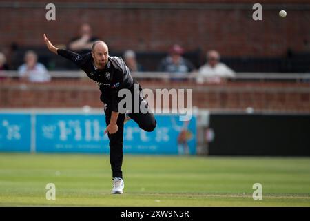 Taunton, Regno Unito. 18 agosto 2024. Louis Kimber del Leicestershire bowling durante la semifinale della Metro Bank One Day Cup tra Somerset e Leicestershire al Cooper Associates County Ground. Crediti: Dave Vokes/Alamy Live News Foto Stock